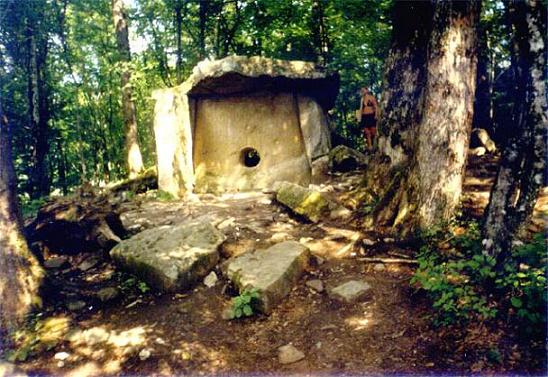 dolmen2.jpg