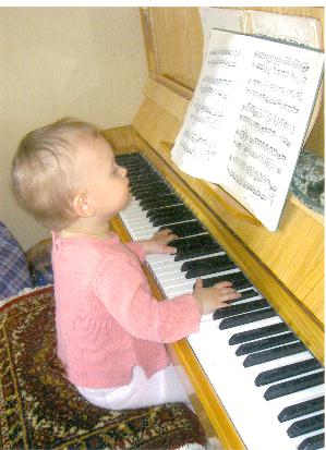 lenochka igraet na pianino.jpg