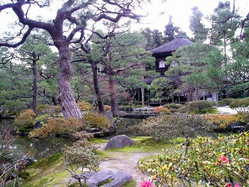 resize of ginkakuji%20with%20pond.jpg