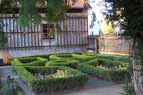 hausgarten_bauerngarten_buchsbaumhecken.jpg